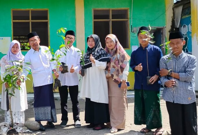 Dukung Asta Aksi, Pontren As'adiyah Galung Beru Tanam Bibit Pohon Serentak