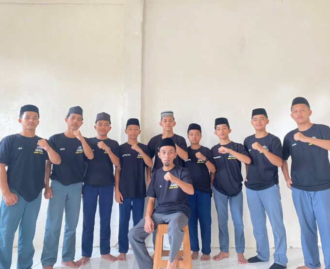 Tim Humas Asgar Center Tampilkan Kekompakan Lewat Baju Persatuan