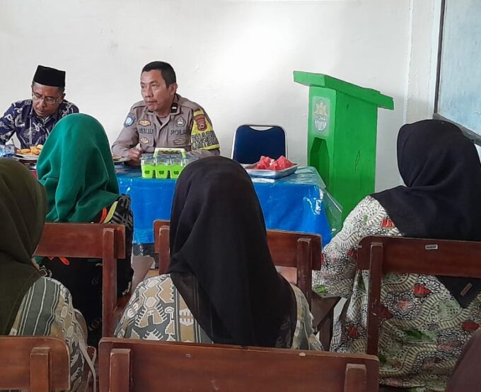 Perkuat Karakter, As’adiyah Galung Beru Hadirkan Bhabinkamtibmas Ngaji UU Perlindungan Anak Perkuat Karakter, As’adiyah Galung Beru Hadirkan Bhabinkamtibmas Ngaji UU Perlindungan Anak