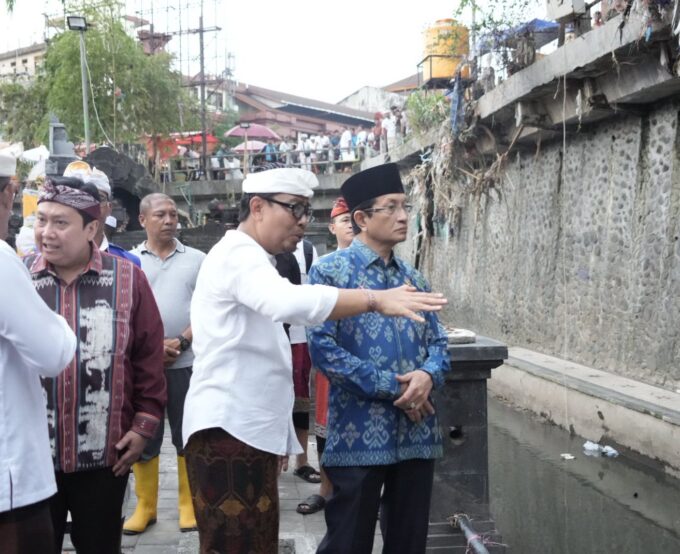 Pura Rusak Akibat Banjir, Menag Pastikan Dukungan Pemerintah Hadir Pura Rusak Akibat Banjir, Menag Pastikan Dukungan Pemerintah Hadir