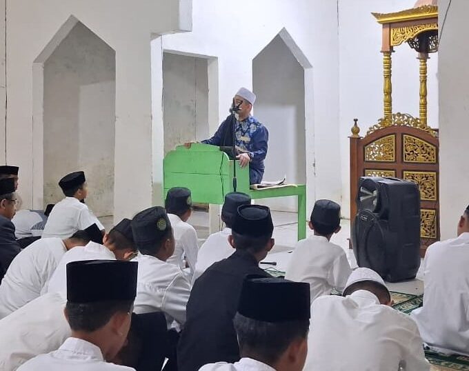 Pengajian Umum: Gurutta Erfin Beddu Tekankan Tiga Kunci Kesuksesan Santri Pengajian Umum: Gurutta Erfin Beddu Tekankan Tiga Kunci Kesuksesan Santri