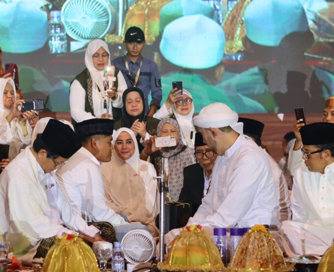 Tersentuh Lantunan Shalawat, Hendri Yung Ucap Syahadat di Panggung As’adiyah Bershalawat Tersentuh Lantunan Shalawat, Hendri Yung Ucap Syahadat di Panggung As’adiyah Bershalawat