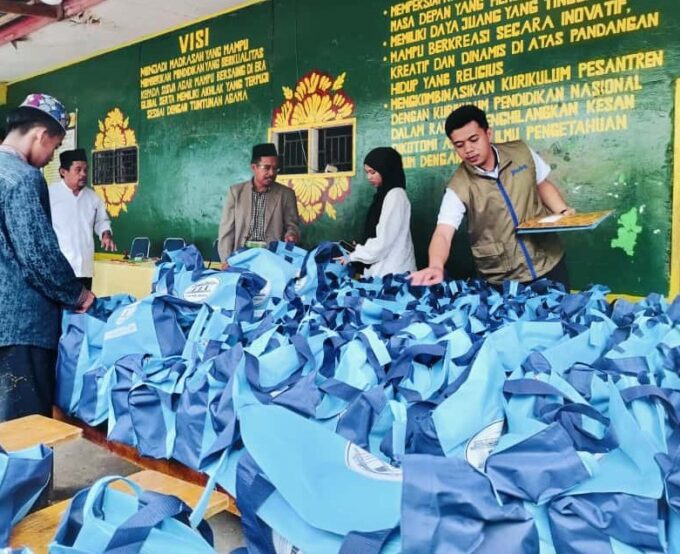 Santri As’adiyah Galung Beru Terima Ratusan Paket dari Wakil Presiden RI Santri As’adiyah Galung Beru Terima Ratusan Paket dari Wakil Presiden RI